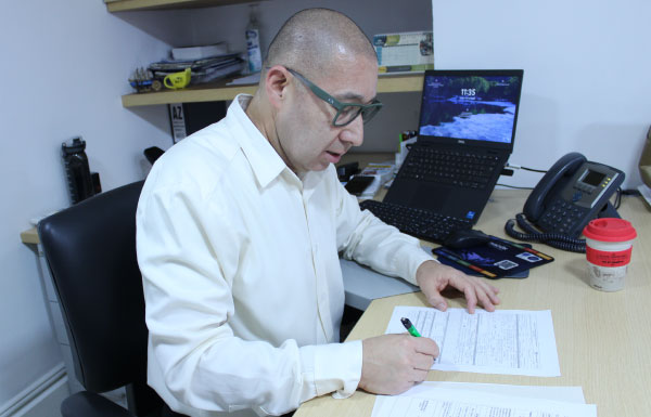 Persona rellenando un formulario