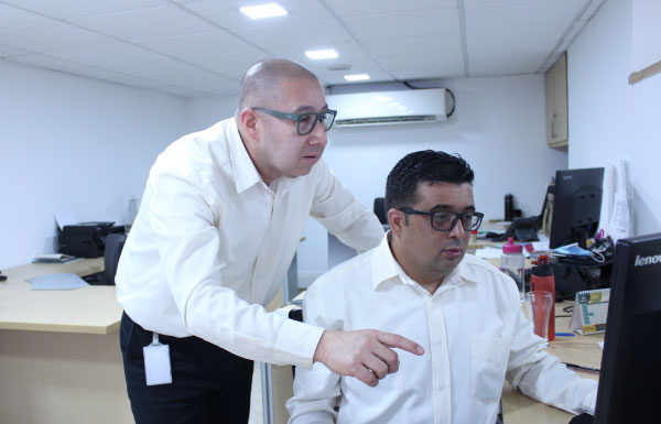 Dos hombres mirando un computador